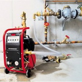 التنظيف الهيدروليكي واختبار الضغط لنظام التدفئة - تقنية العمل