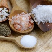 9 způsobů použití normální soli během sklizně namísto drahých domácích chemikálií