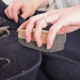 Una herramienta sencilla para quitar los carretes de la ropa de lana.