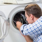 De afvoerslang in de wasmachine maken we zelf schoon