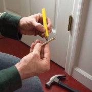 3 snadné způsoby, jak se zbavit vrzání dveří