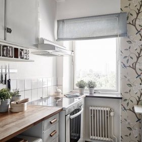 Küçük bir modern mutfak için duvar kağıdı: alanı genişletmek ve ışık yakalamak
