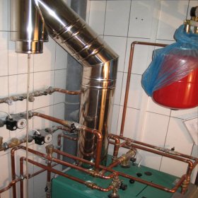Conexión de chimenea a una caldera de gas de piso: salida de tubería interna y externa