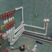 Jak připojit potrubí k topnému potrubí, jehož průměr přesahuje průřez jeho výstupních trubek