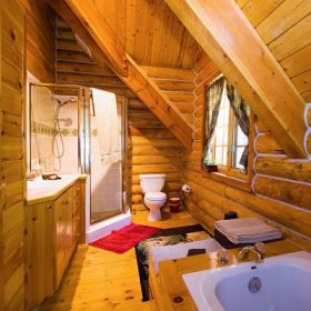 ميزات ترتيب الحمام في منزل خشبي