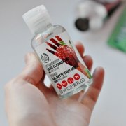 2 triky k použití antibakteriálního gelu na ruce pro jiné účely