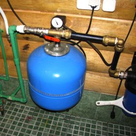 Esquemas para conectar un acumulador hidráulico a un sistema de suministro de agua.