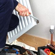 Doe-het-zelf batterij-installatie (radiatoren) van verwarming
