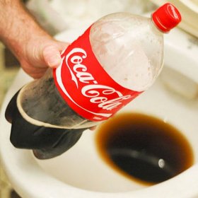 ماذا يحدث إذا صببت كوكا كولا في المرحاض؟