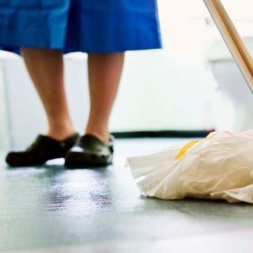 Да се ​​мият или да не се мият: откъде дойде забраната за миене на подове вечер