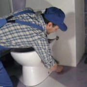 Do-it-sami instalace podlahové toalety a připojení k kanalizaci