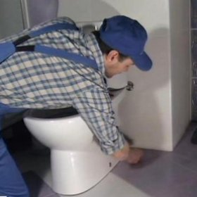 Направете самостоятелно инсталиране на подова тоалетна и свързване към канализацията