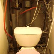 Jak skrýt potrubí na záchodě - analýza 3 oblíbených způsobů maskování potrubí