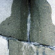 Waterslot voor een put of hoe u snel en vakkundig een opening in een betonnen ring kunt dichten