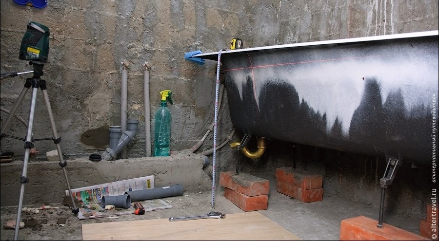 Cómo instalar un baño en ladrillos: coloque la base de ladrillo y el costado