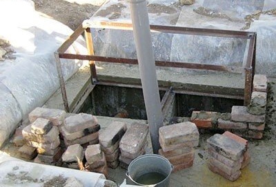 Монтиране на ъгли върху контролен люк на бетонна септична яма