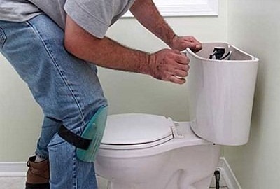 Как да настроите тоалетната поплавка и да я смените, ако е необходимо