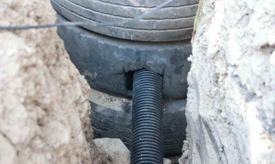 Гуми за септична яма: подреждане на преливна тръба