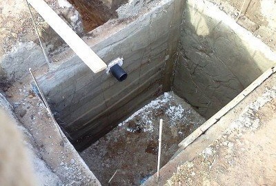 Изграждане на тоалетна в страната с котлова от чугунен бетон