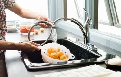 Кранът за душ е подходящ за използване в мивки с две съдове.