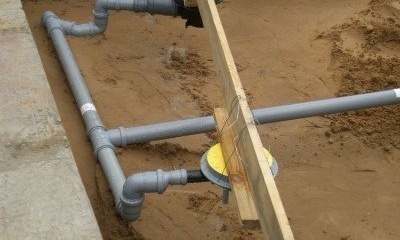 Colocación de tuberías de alcantarillado para drenaje