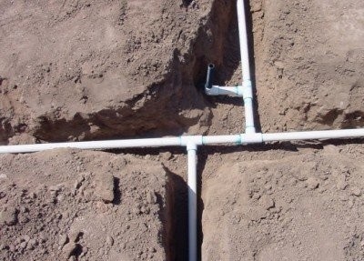 Полагане на водопровод в страната от полиетиленови тръби