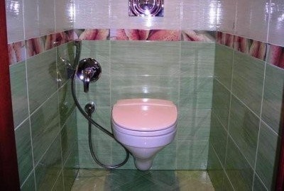 Тоалетна за стена, вградена душ за хигиена