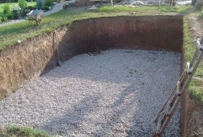 Дъното на ямата е изравнено и покрито с възглавница от натрошен камък