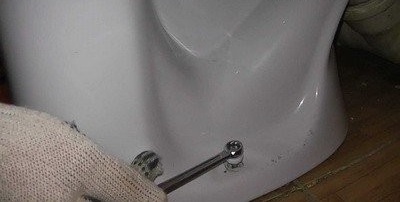 Как да залепите тоалетната: компетентна инсталация
