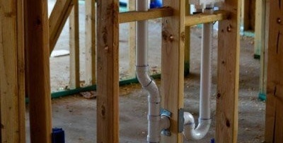 Instalación de tuberías en una casa de marco