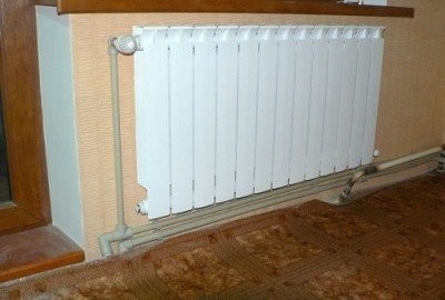 Radiadores de calefacción y tuberías para calefacción en el apartamento.
