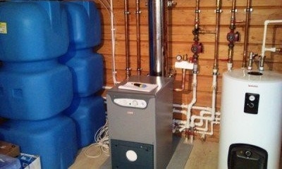 Depósitos de combustible líquido en la sala de calderas.