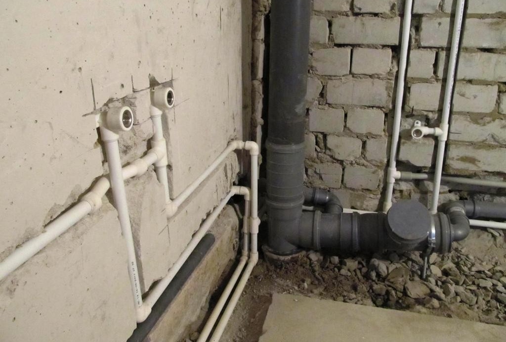 Как правилно да уплътните фугите на канализационните тръби в апартамент