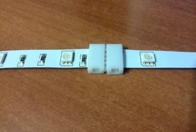 Dos piezas conectadas por un conector.