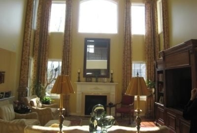 Класически завеси на прозорците на дневна с две стаи