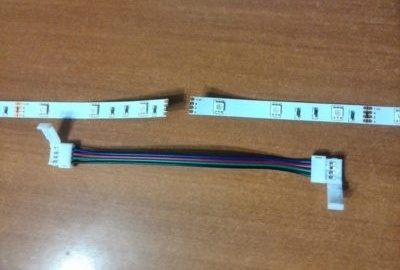 Vícebarevný konektor pásky