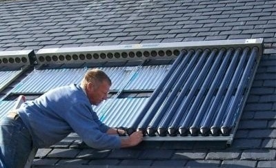 Монтиране на слънчевия колектор на покрива