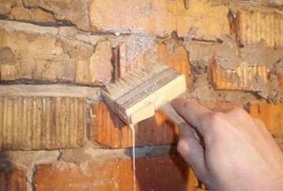 Trabajador imprima la pared del horno