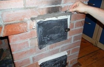 Sustitución de una puerta de horno en un horno de ladrillo