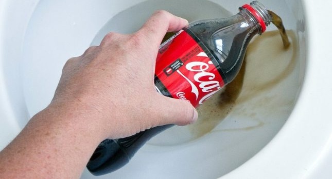 Coca Cola en el baño