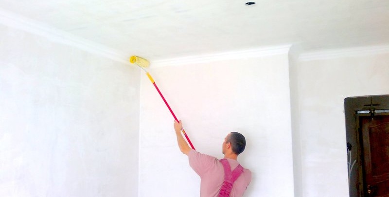 Pintamos el techo con una pintura de emulsión de agua: los secretos del arte de pintar