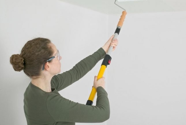 Боядисване на тавана с дълга ролка