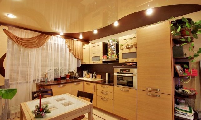 Комбиниран окачен таван в кухнята