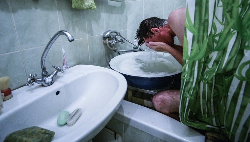 Къде да се мият, когато горещата вода е изключена: ръководство за оцеляване за летния сезон