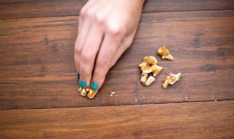 Как орехите помагат за премахване на драскотини по мебелите